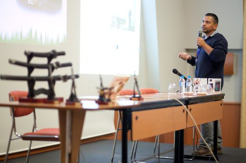 img 7906 40712913542 l